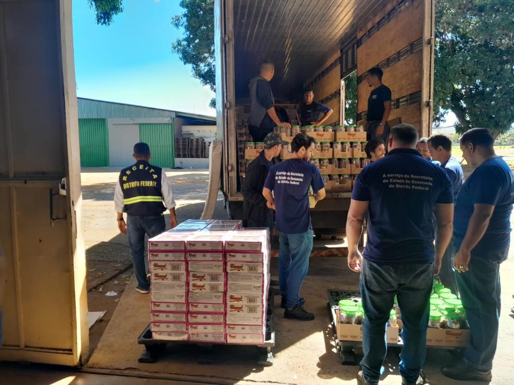 Capa da notícia: Fiscalização apreende mercadorias irregulares na área central de Brasília