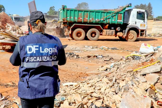 Capa da notícia: GDF promove limpeza urbana e fiscalização do despejo irregular de lixo em Ceilândia