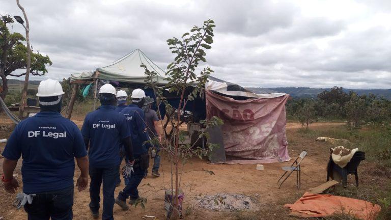Capa da notícia: GDF desconstitui parcelamento irregular do solo em área ambiental sensível com 60 edificações precárias na zona rural do Gama