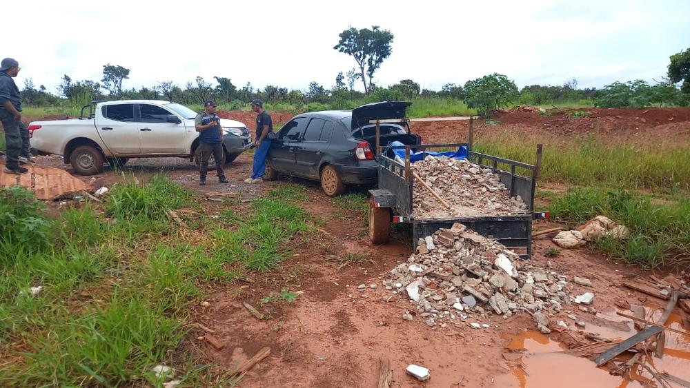 Capa da notícia: Fiscalização apreende caminhonete e multa homem que descartava entulho em área pública